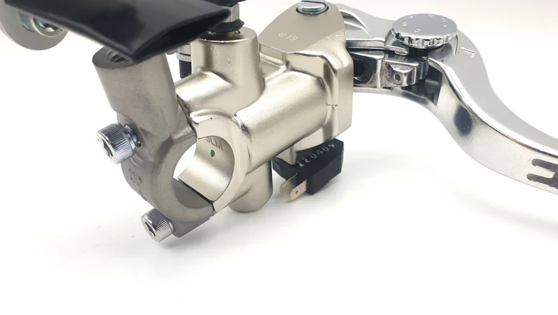 Kompletter Hauptbremszylinder Ø 19 mm – SILBER & TITAN