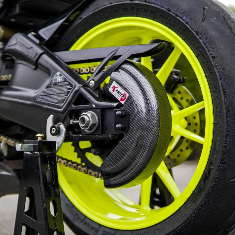 TRIUMPH TIGER 800 – Kettenschutz im glänzenden Carbon-Look