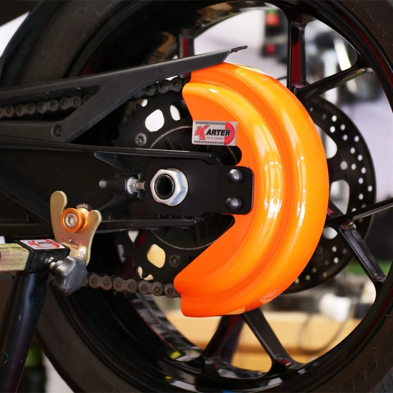 KTM 1090 ADVENTURE – Orangefarbener Kettenschutz