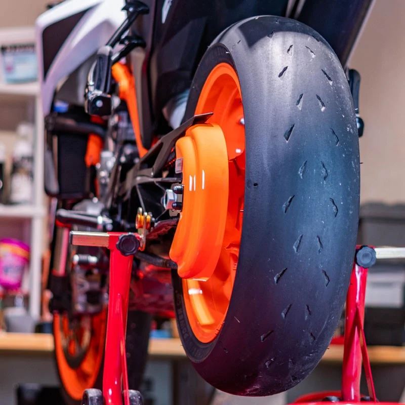 KTM 990 SM-T – Orangefarbener Kettenschutz