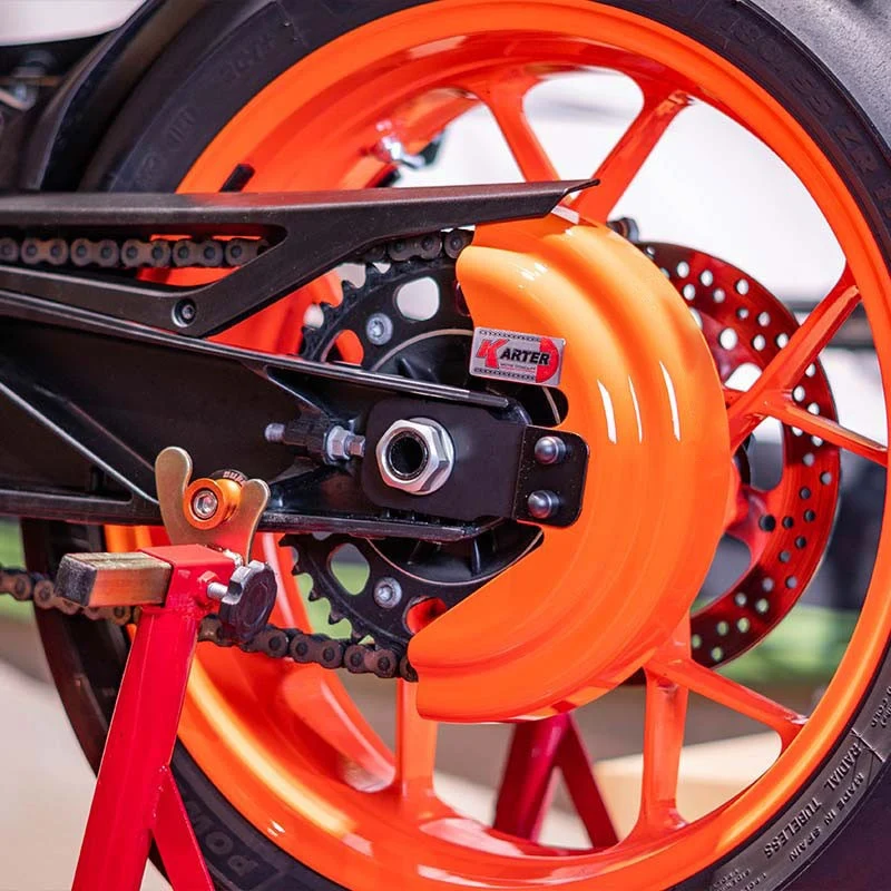 KTM 990 ADVENTURE – Orangefarbener Kettenschutz