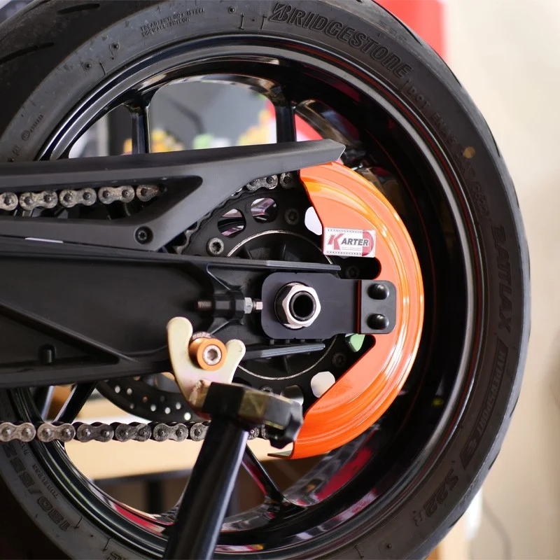 KTM 990 ADVENTURE – Orangefarbener Kettenschutz