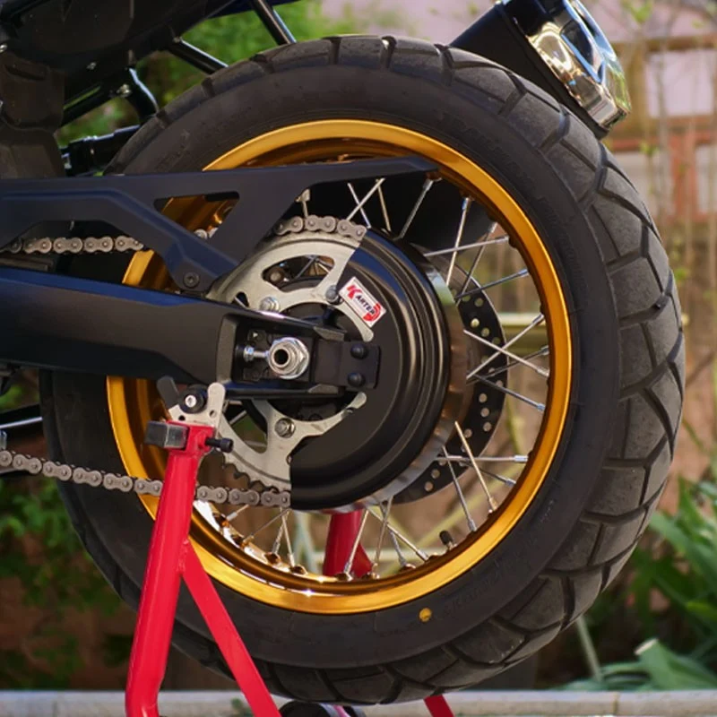 SUZUKI V-STROM 800SE – Satin SCHWARZer Kettenschutz