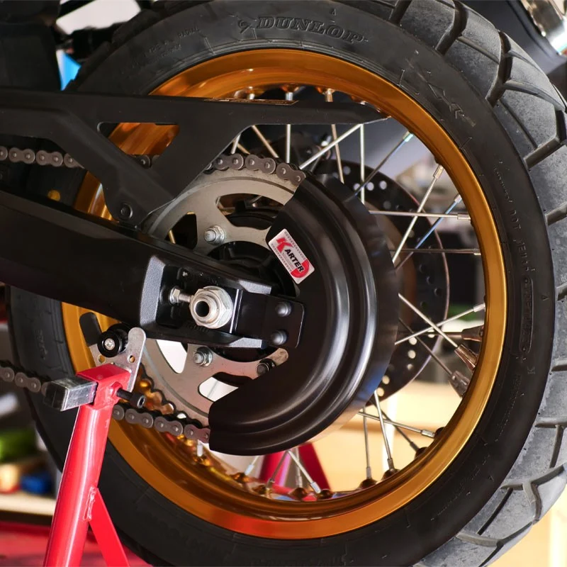 SUZUKI V-STROM 800SE – Satin SCHWARZer Kettenschutz
