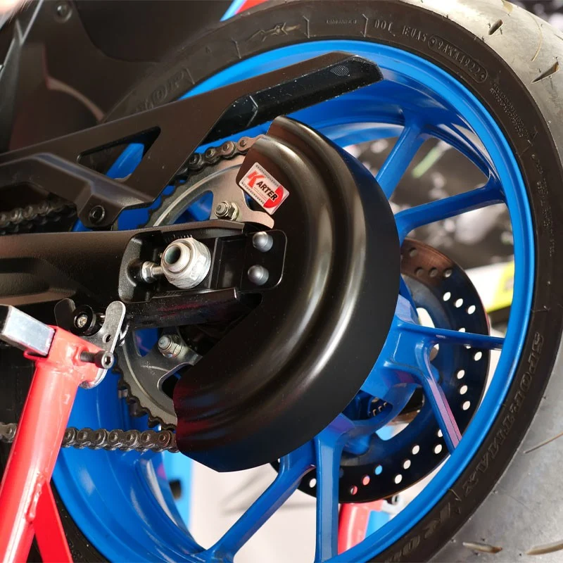 SUZUKI GSX-8S – Satin-SCHWARZer Kettenschutz