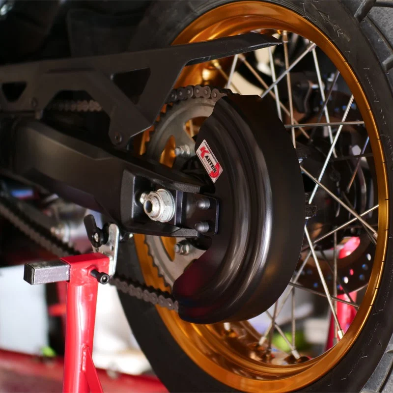 SUZUKI V-STROM 800DE – Satin-SCHWARZer Kettenschutz