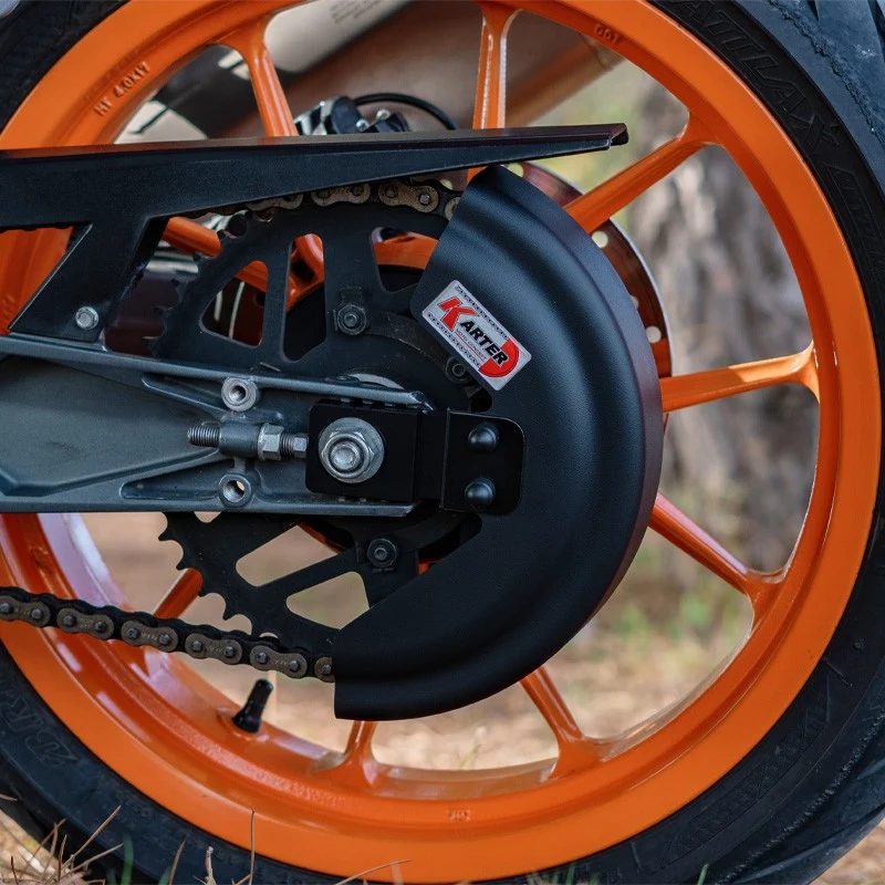 KTM 200 DUKE – Satin SCHWARZer Kettenschutz