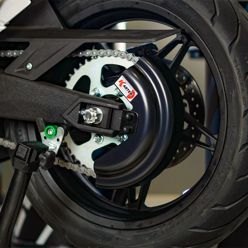 CFMOTO 650 MT – Satin SCHWARZer Kettenschutz