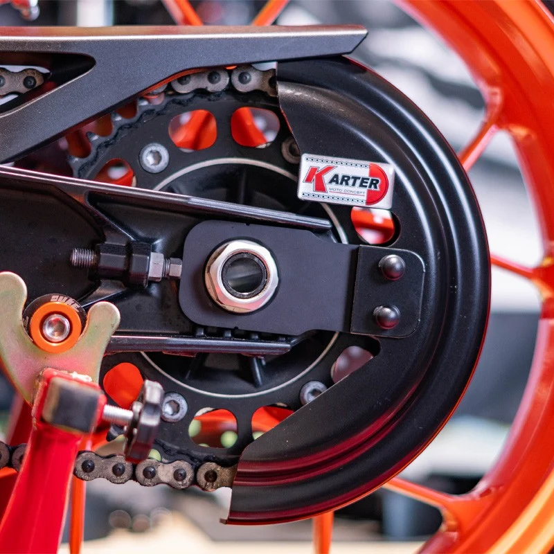 KTM 690 DUKE – Satin SCHWARZer Kettenschutz