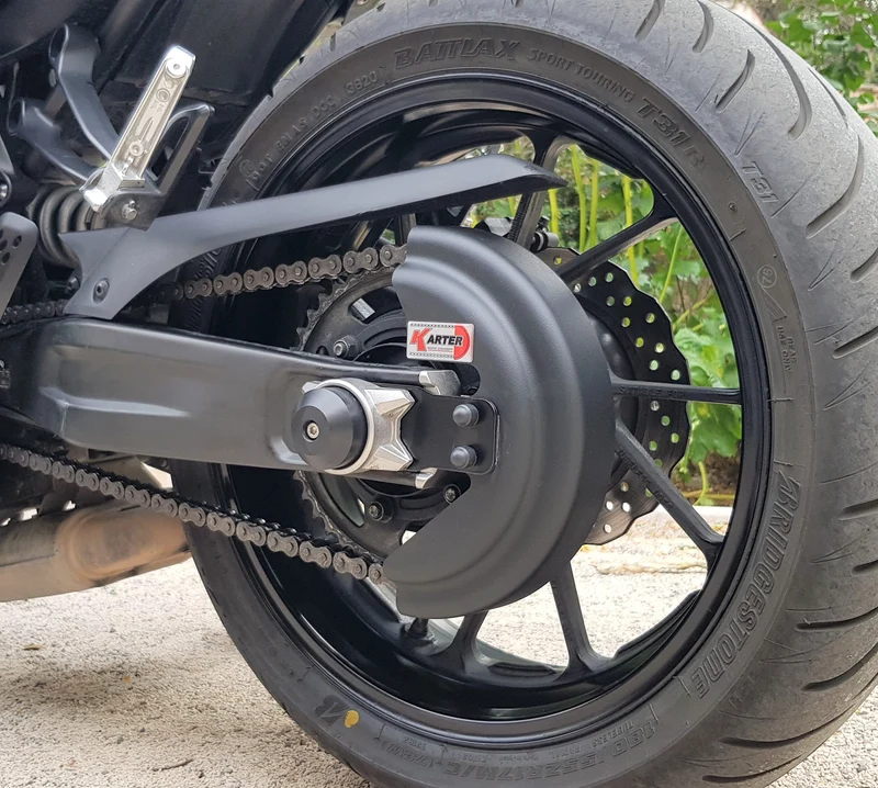 Yamaha MT-07 – satinierter schwarzer Kettenschutz
