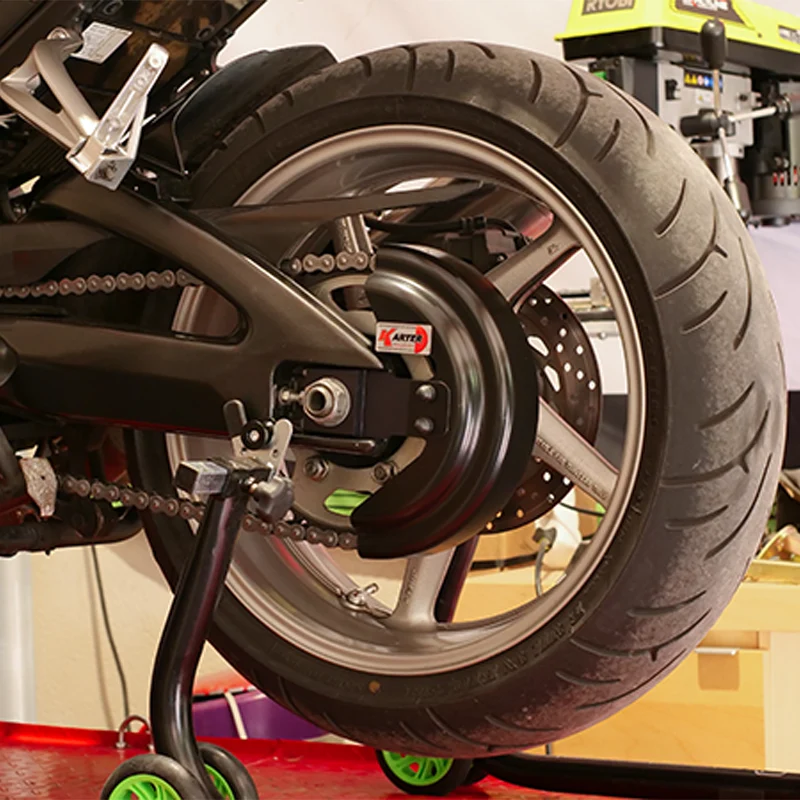 Yamaha FZ1 – satinierter schwarzer Kettenschutz