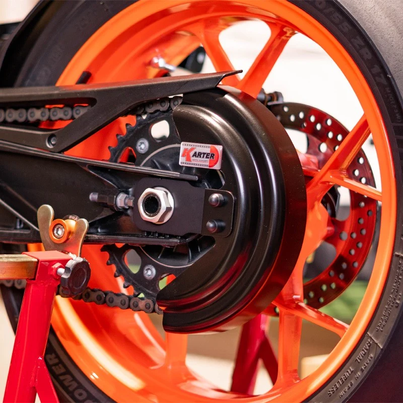 KTM 690 RALLY – Kettenschutz in Satinschwarz