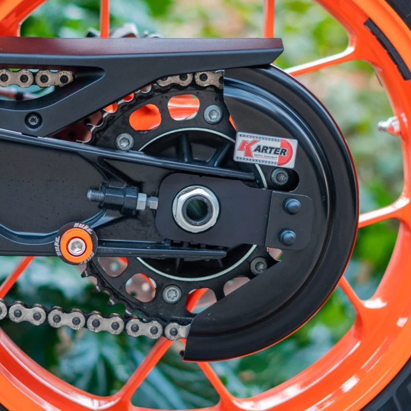KTM 890 DUKE – Satin SCHWARZer Kettenschutz