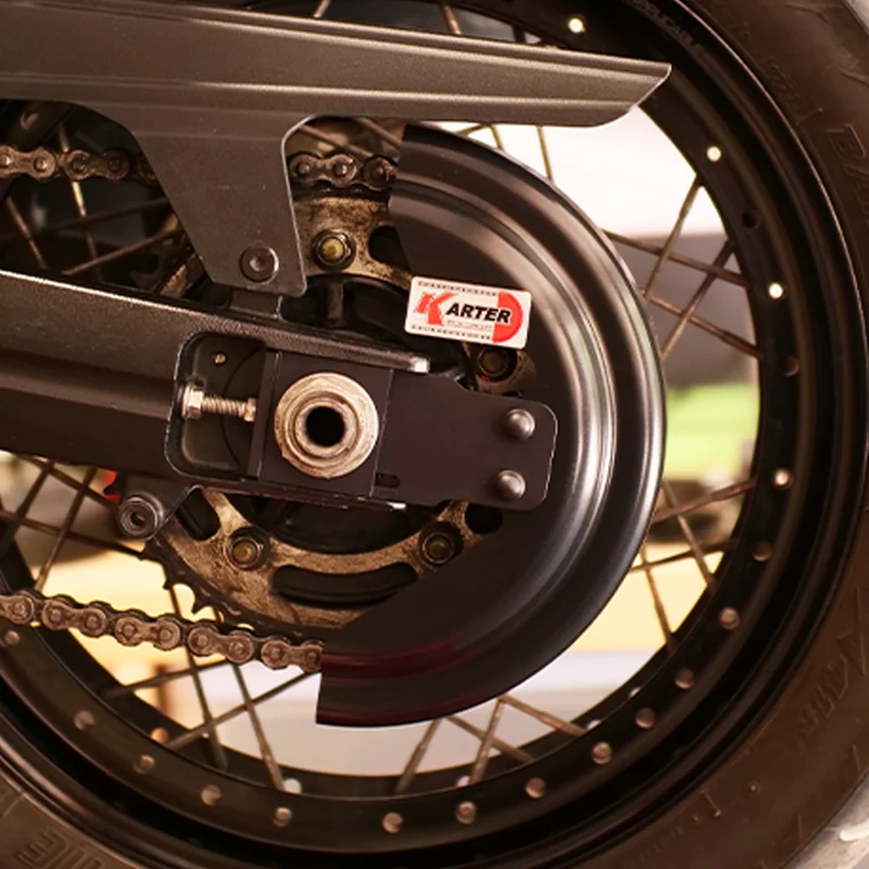 SUZUKI V-STROM 1050 – Satin SCHWARZer Kettenschutz