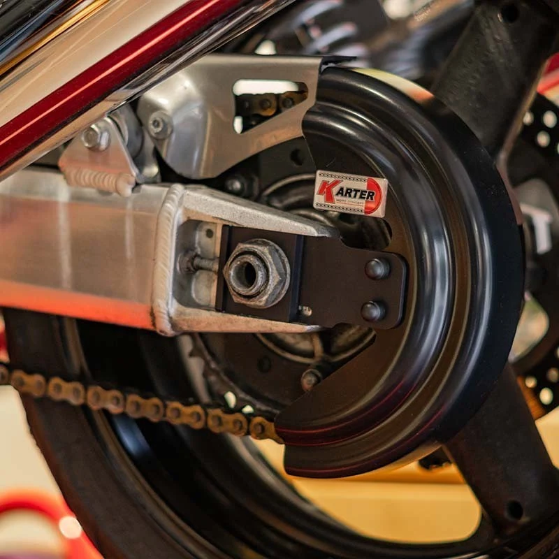 SUZUKI GSX-1400 – Satin-SCHWARZer Kettenschutz