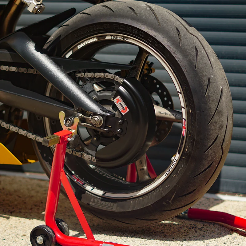 Triumph Daytona 675 bis 2008 – Satin-SCHWARZer Kettenschutz