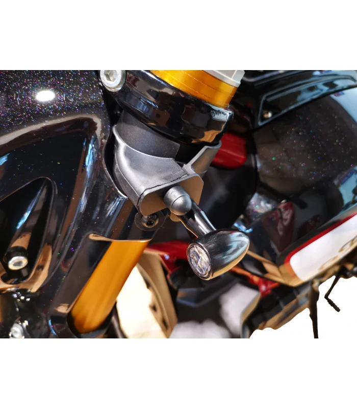 Die vordere Blinkeröffnung deckt die Indian FTR 1200 aus 100 % R CARBON ab