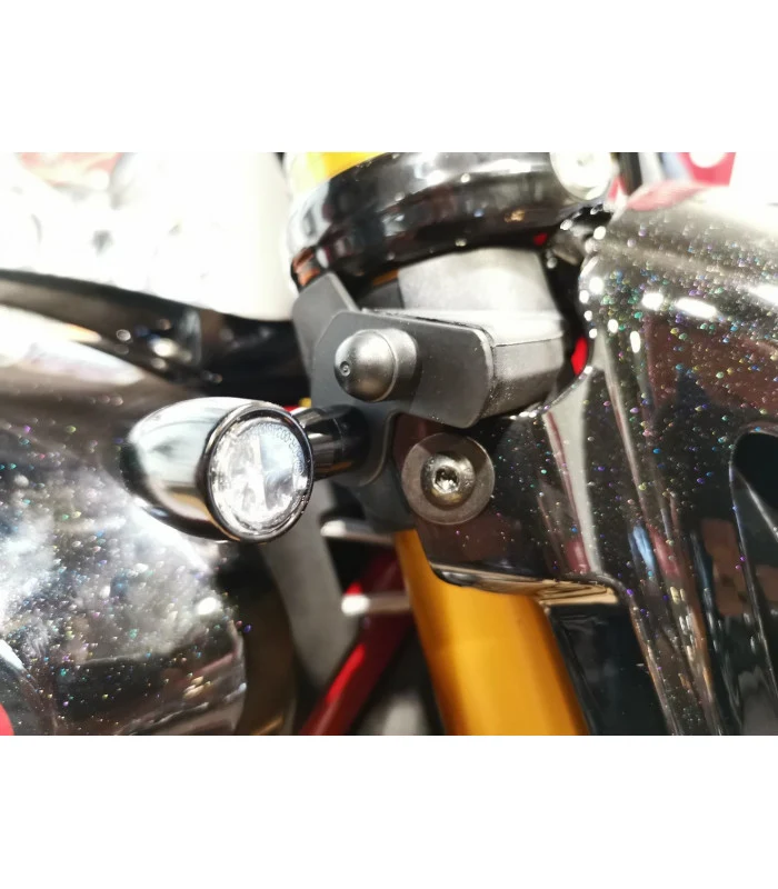 Die vordere Blinkeröffnung deckt die Indian FTR 1200 aus 100 % R CARBON ab