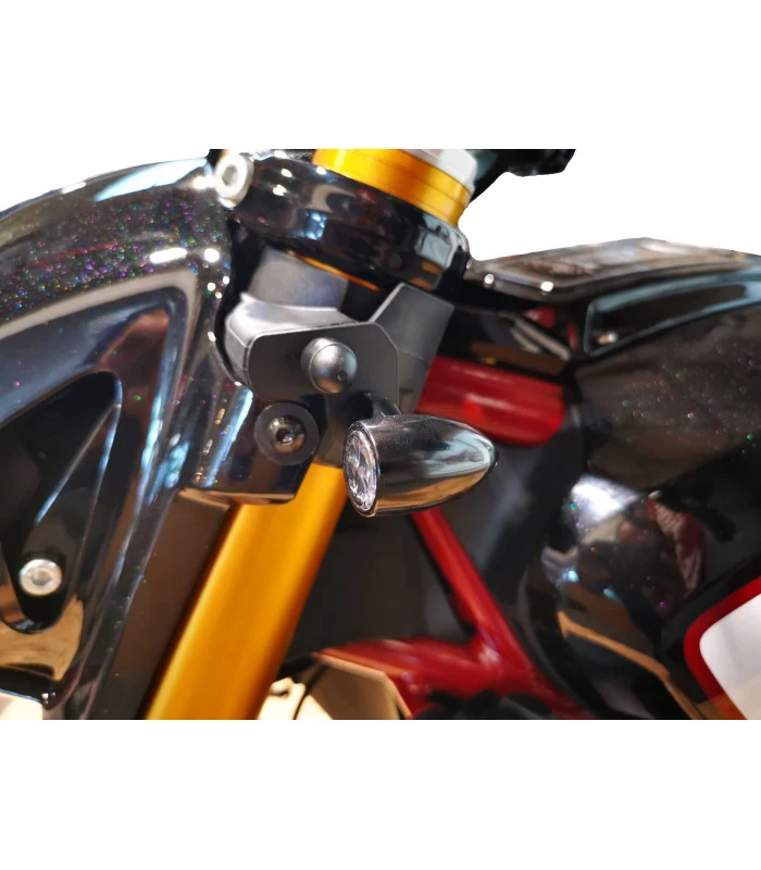 Das vordere Blinkerloch deckt die Indian FTR 1200 ab