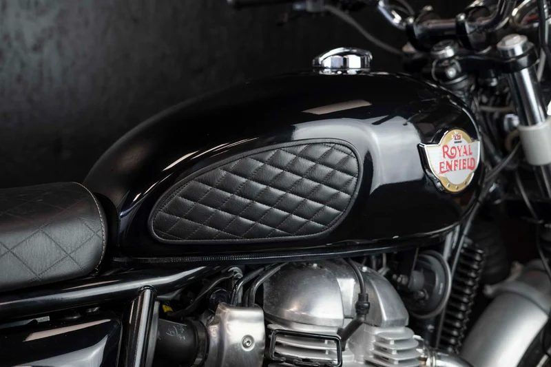 Royal Enfield Interceptor Panzerabzeichen aus schwarzem Leder