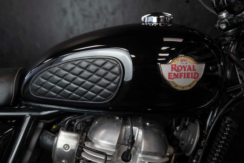 Royal Enfield Interceptor Panzerabzeichen aus schwarzem Leder