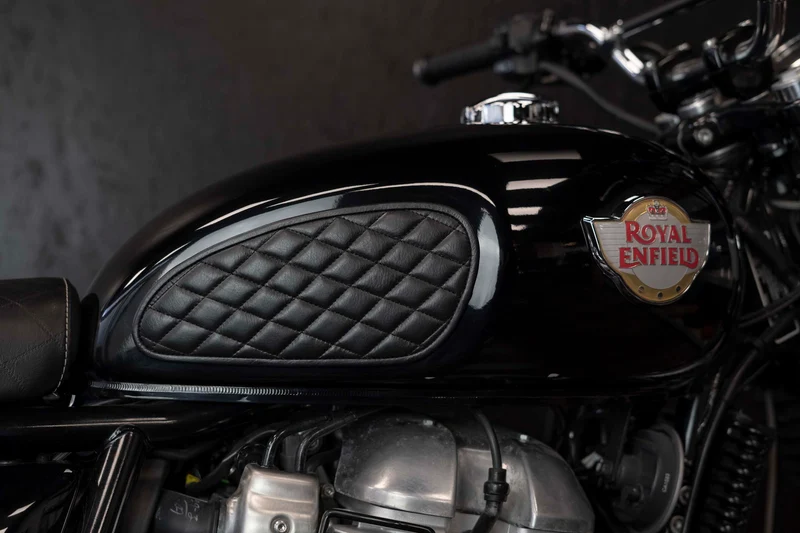 Royal Enfield Interceptor Panzerabzeichen aus schwarzem Leder
