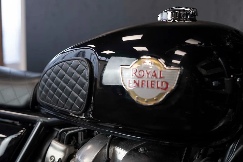 Royal Enfield Interceptor Panzerabzeichen aus schwarzem Leder