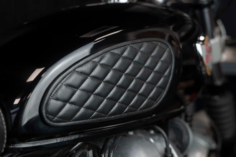 Royal Enfield Interceptor Panzerabzeichen aus schwarzem Leder
