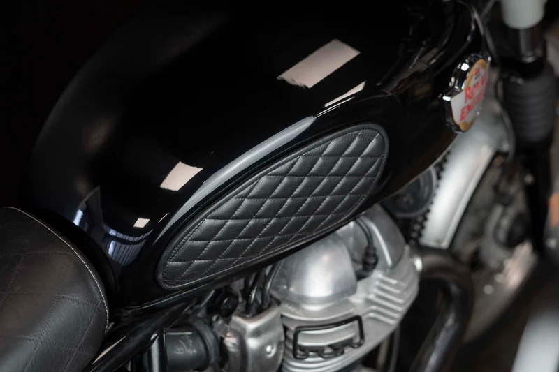Royal Enfield Interceptor Panzerabzeichen aus schwarzem Leder