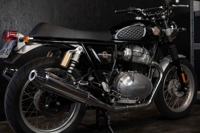 Royal Enfield Interceptor Panzerabzeichen aus schwarzem Leder