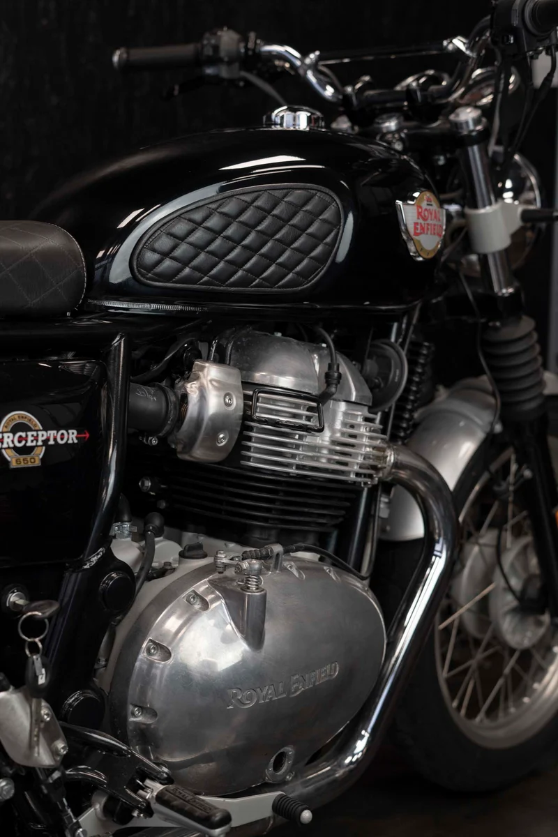 Royal Enfield Interceptor Panzerabzeichen aus schwarzem Leder