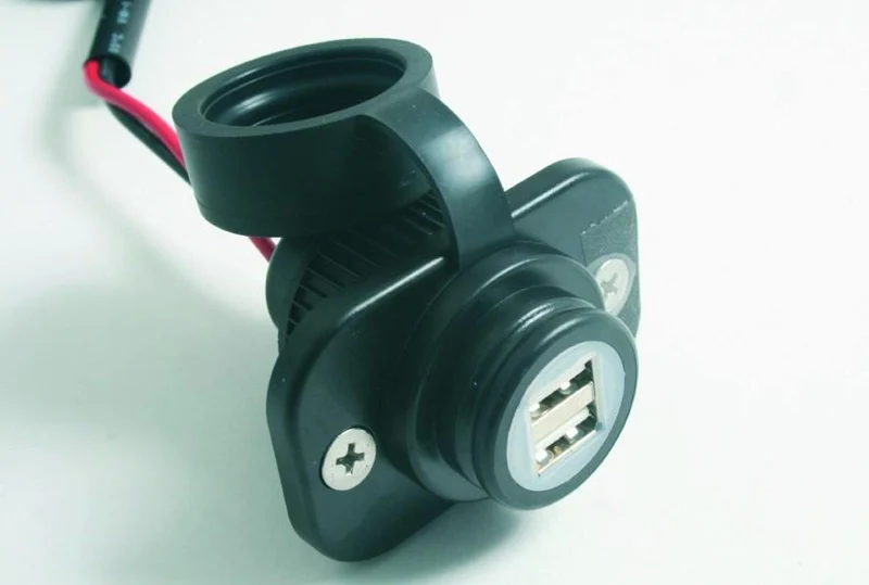 DOPPELTE USB-Buchsenbefestigung an der Verkleidung