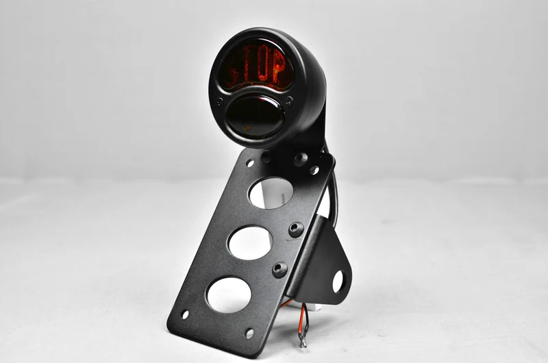Seitlicher Kennzeichenhalter mit Lichtern