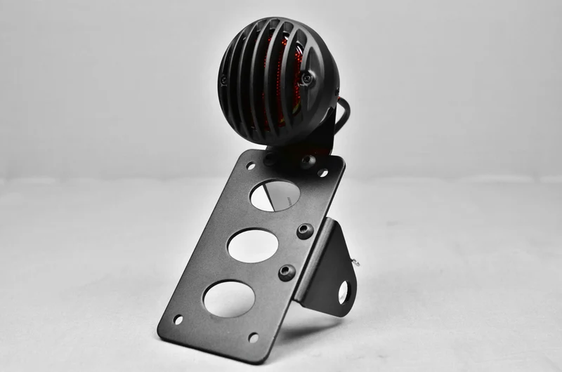 Seitlicher Kennzeichenhalter mit Lichtern